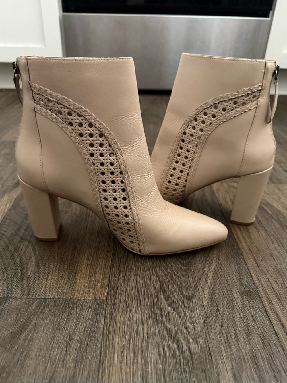 Matisse Firecracker Ivory Brazil leather Cutout Block-Heel Ankle Booties size 10